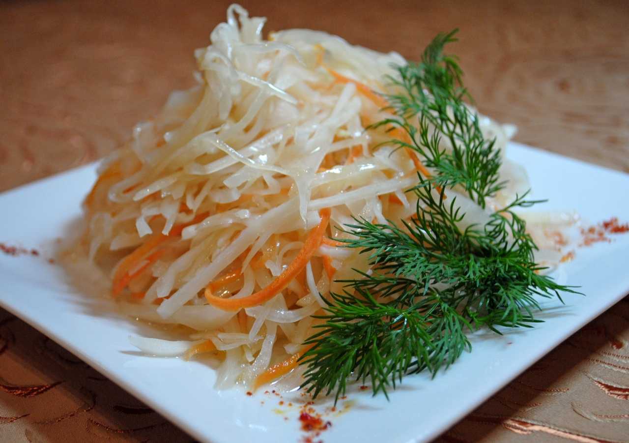 Быстрая маринованная капуста - нежная и сочная, хрустящая и острая: рецепт с фото и видео