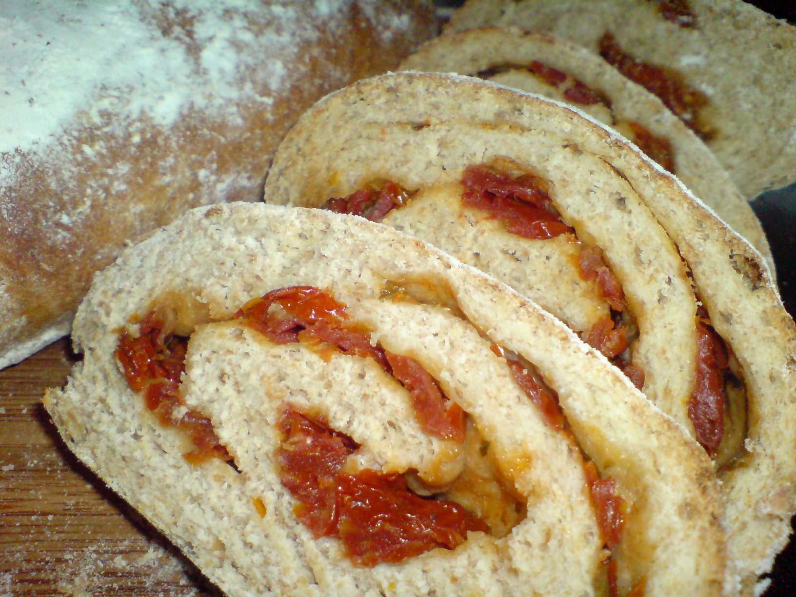 Хлеб рулет. Рулет с вялеными помидорами. Хлебный рулет. Хлеб с вялеными помидорами. Итальянский хлеб с вялеными помидорами.
