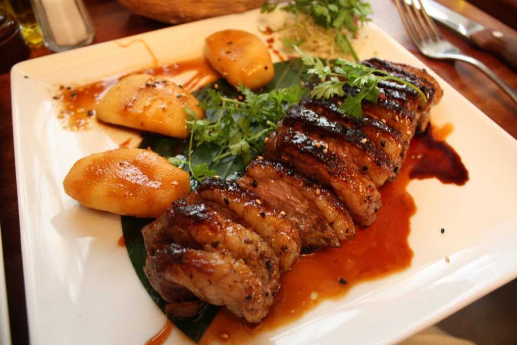 Мясо по-французски с картошкой - готовим в духовке, на сковороде и в мультиварке