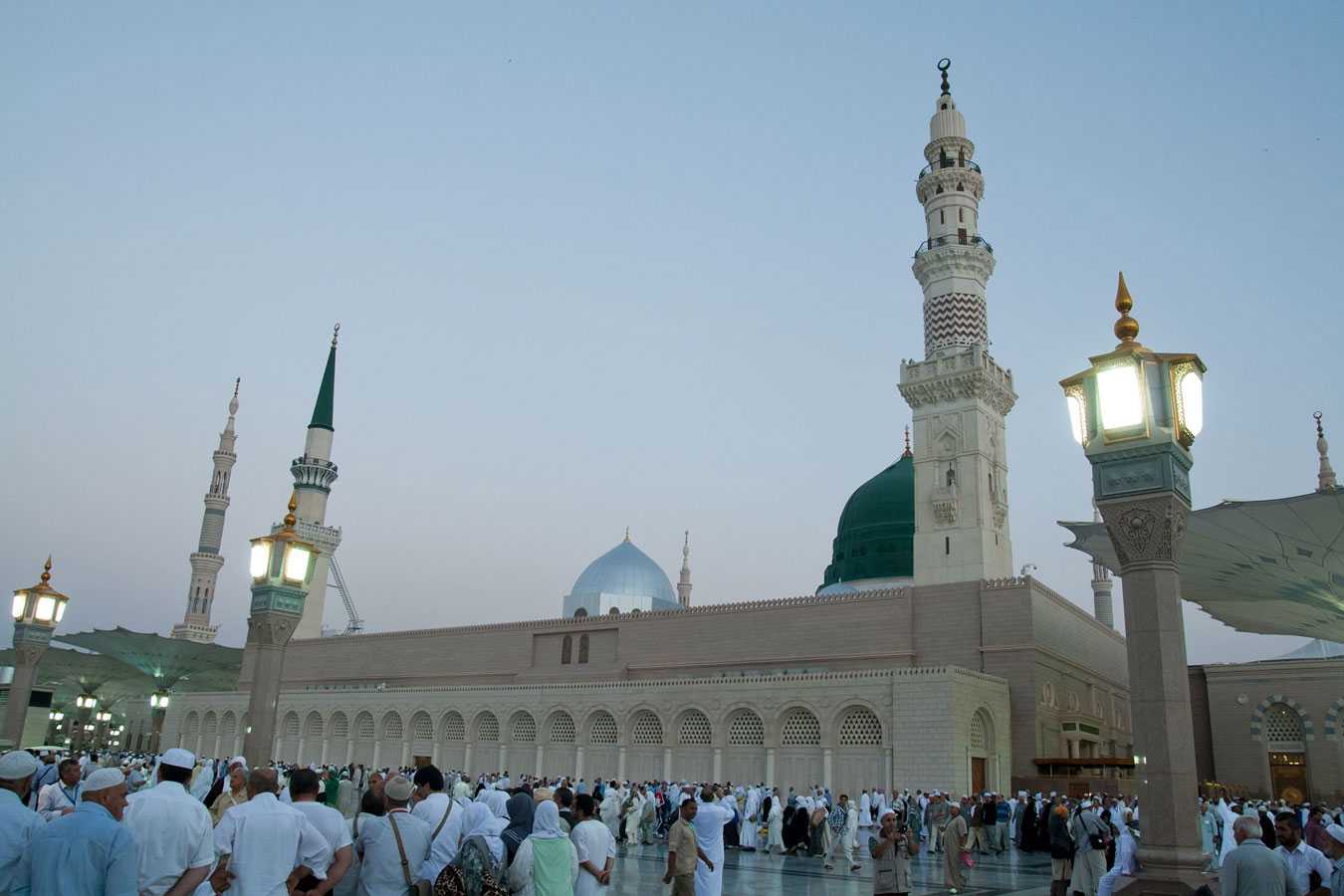 Медина что это. Медина мечеть пророка. Мечеть пророка (Масджид АН-Набави). Медина мечеть пророка Мухаммеда. Медина мечеть хадж.