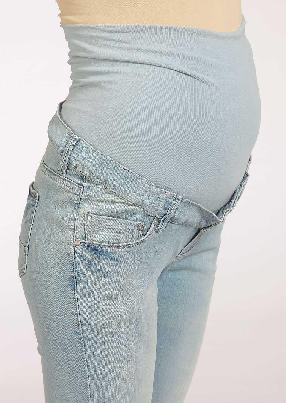 С наступлением беременности у всех женщин остро встает вопрос: В чем ходить Удобные и милые сердцу джинсы не налазят на растущий живот, но что мешает их немного переделать Предлагаем вам несколько вариантов переделки джинсов