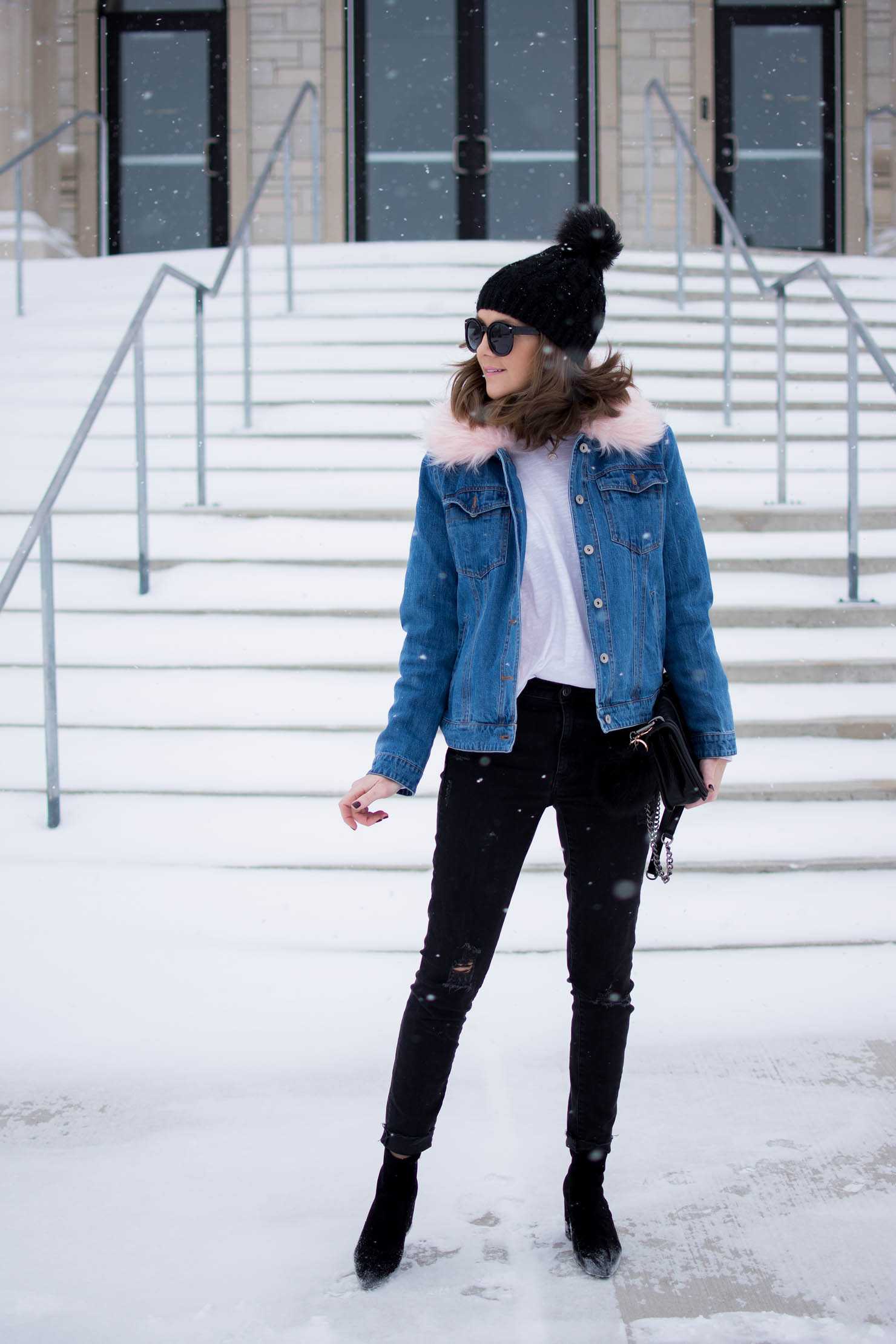 В какую погоду носить куртку. Джинсовка зимняя женская. Джинсовка с мехом. Образ с джинсовкой с мехом. Джинсовка и шапка.