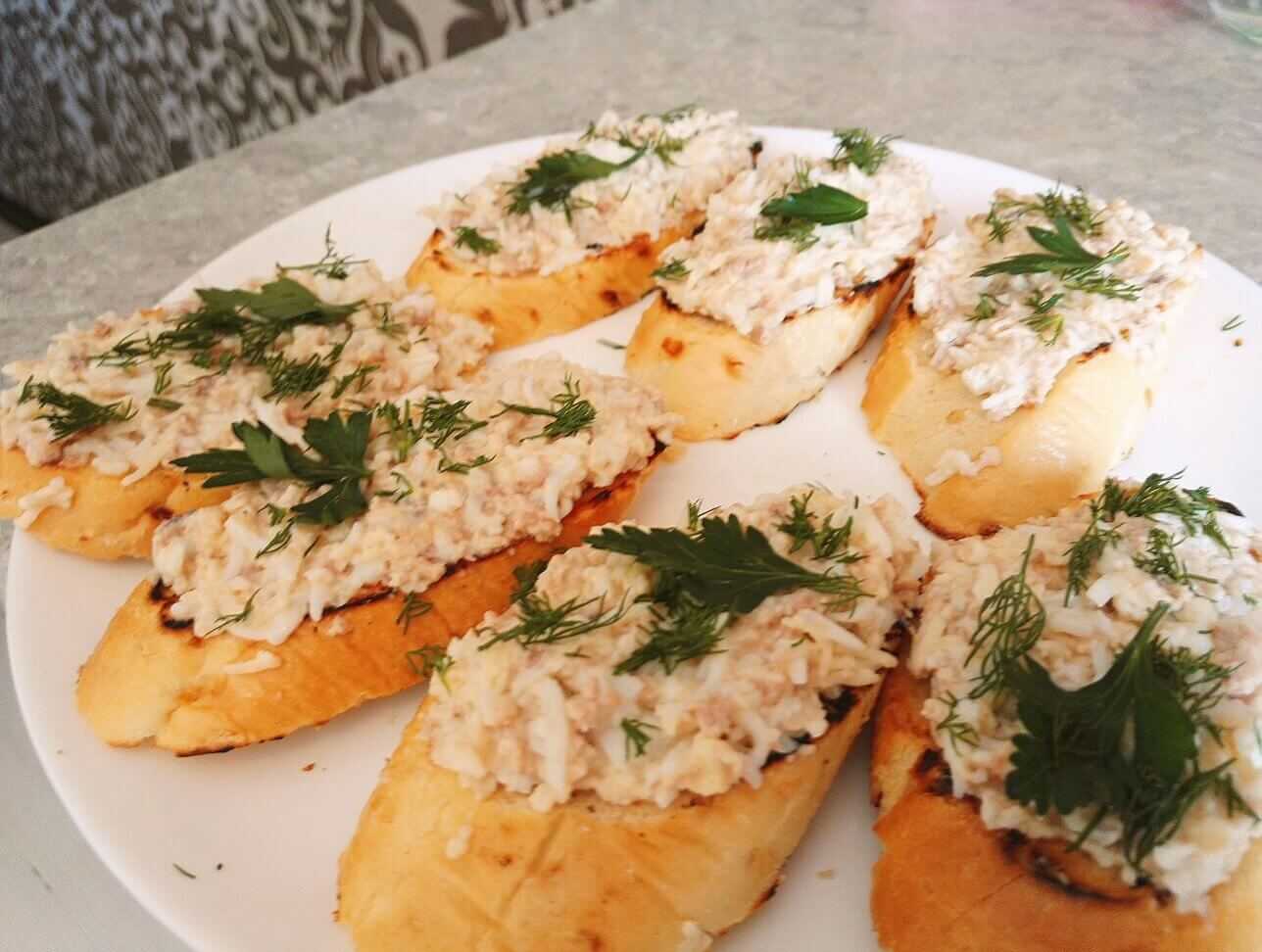 Салат с печенью трески, огурцом и яйцом: рецепт с фото пошагово