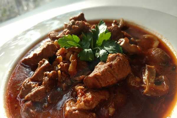 Гуляш: вкусные и простые рецепты приготовления говядины и свинины с подливой и овощной поджаркой