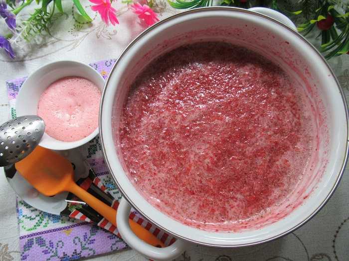 Карамельный соус – отличное дополнение ко многим кушаньям Блинчики, сырники, оладьи и даже мороженое с таким лакомством станут еще аппетитнее Основой для десерта служат молочные и кисломолочные продукты, а для аромата в него кладут ваниль