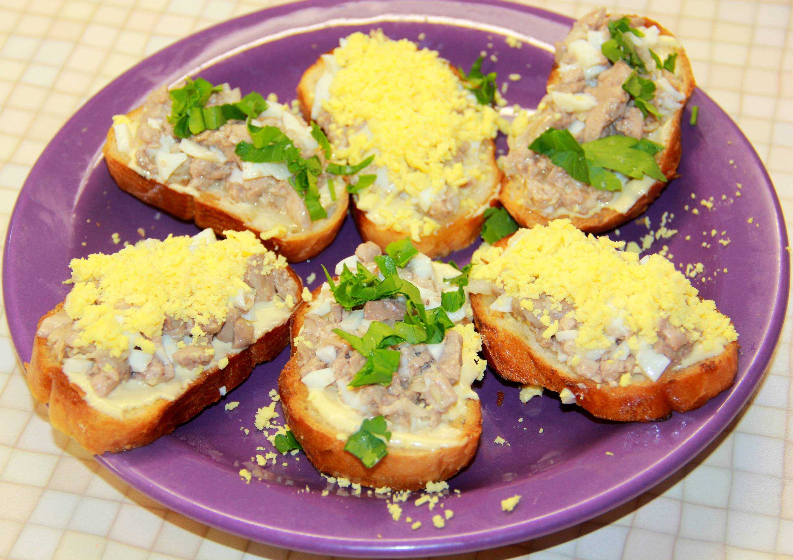 Бутерброды с печенью трески и яйцом - 10 пошаговых фото в рецепте