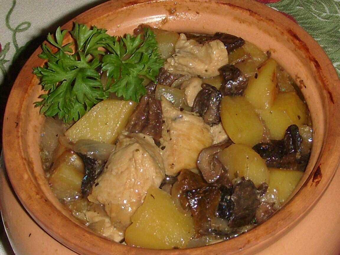 Жаркое в горшочках с мясом и картошкой - готовим в духовке