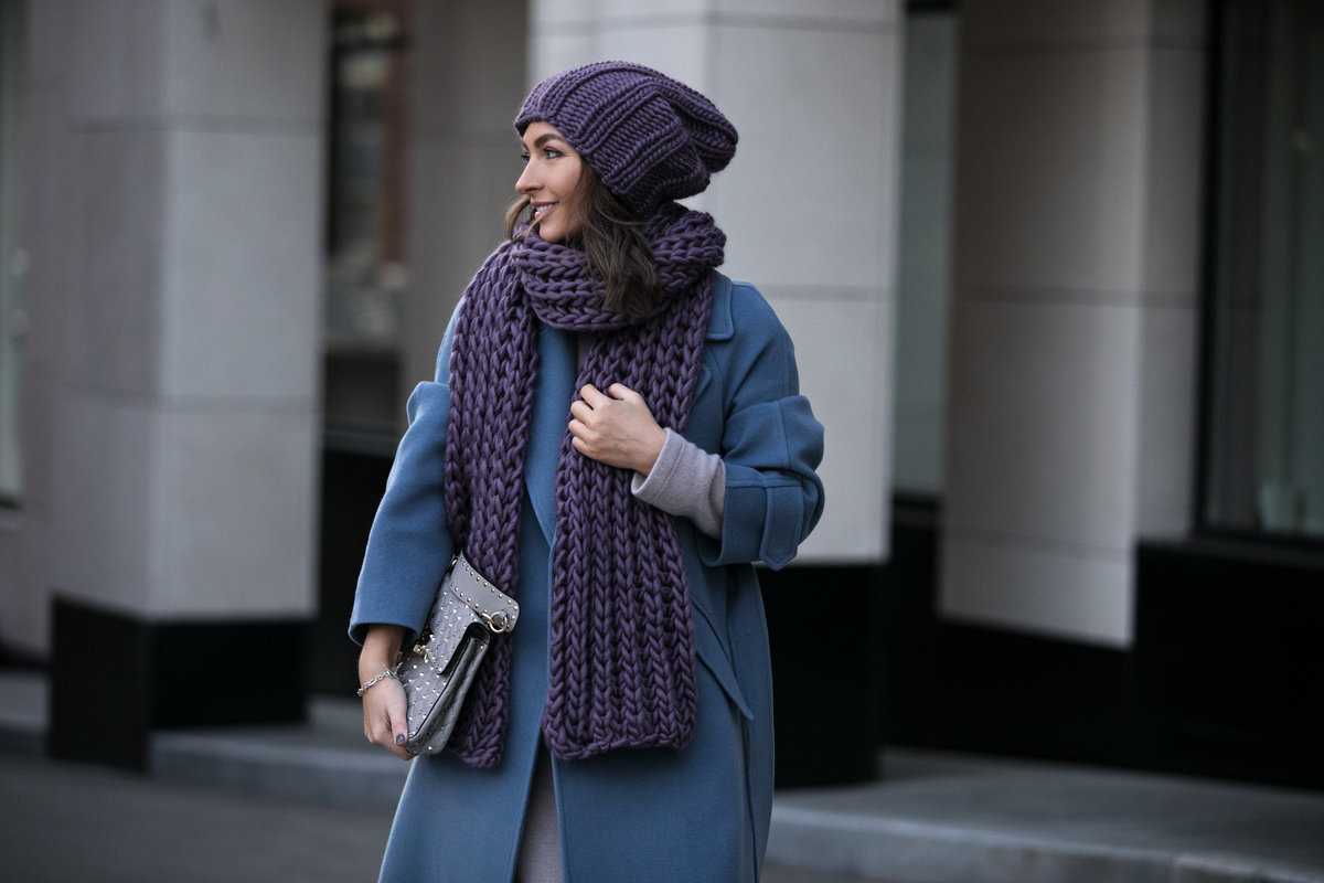 С чем носить бирюзовое пальто: как выбрать шарф, шапку и сапоги, фото
