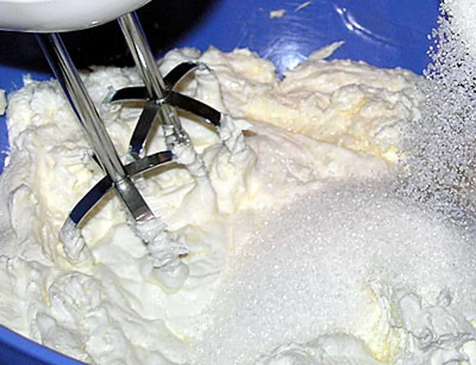 Крем на сметане для торта - как правильно взбивать густой и готовить банановый, лимонный или шоколадный