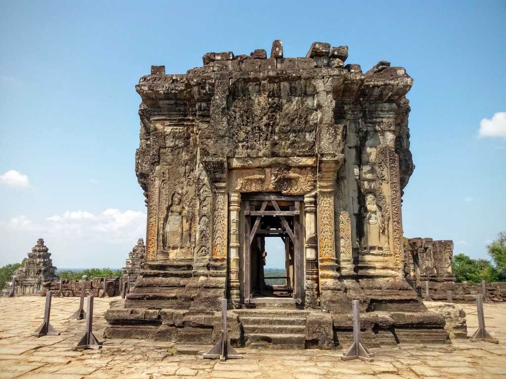 Баттамбанг является одним из крупнейших городов Камбоджи и популярным туристическим местом Баттамбанг славится в первую очередь старинными храмами и древними руинами В нашей новой статье мы расскажем об истории создания города, самых интересных достоприме