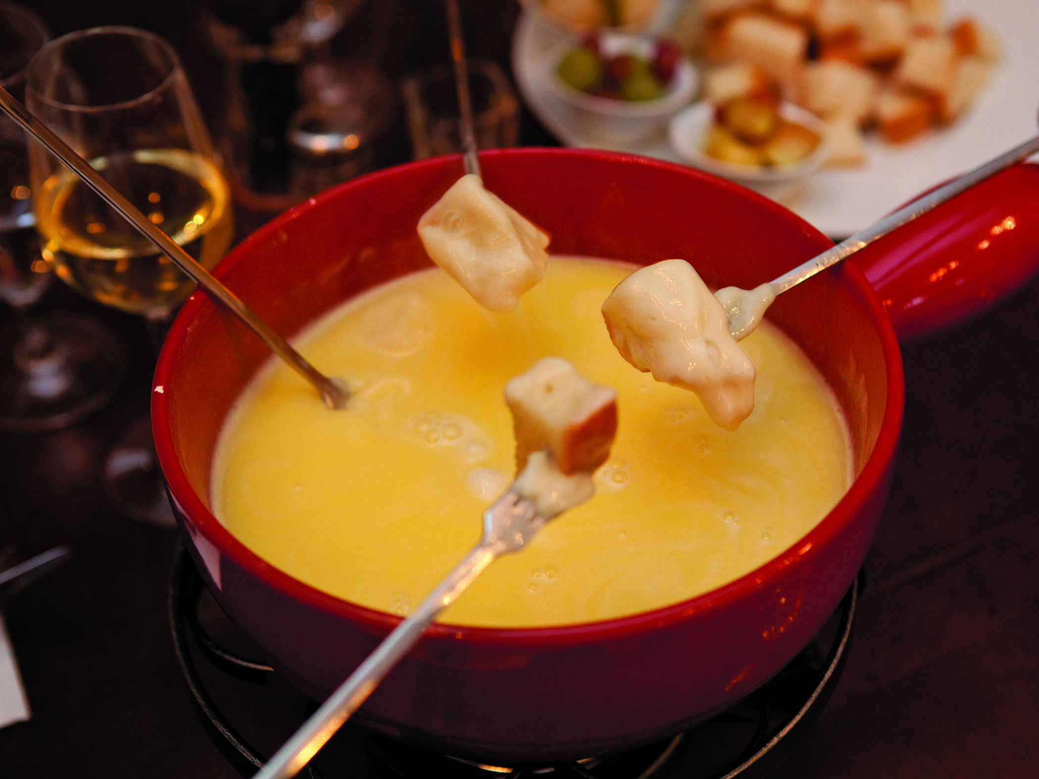 История происхождения сырного фондю и самый вкусный рецепт его приготовления