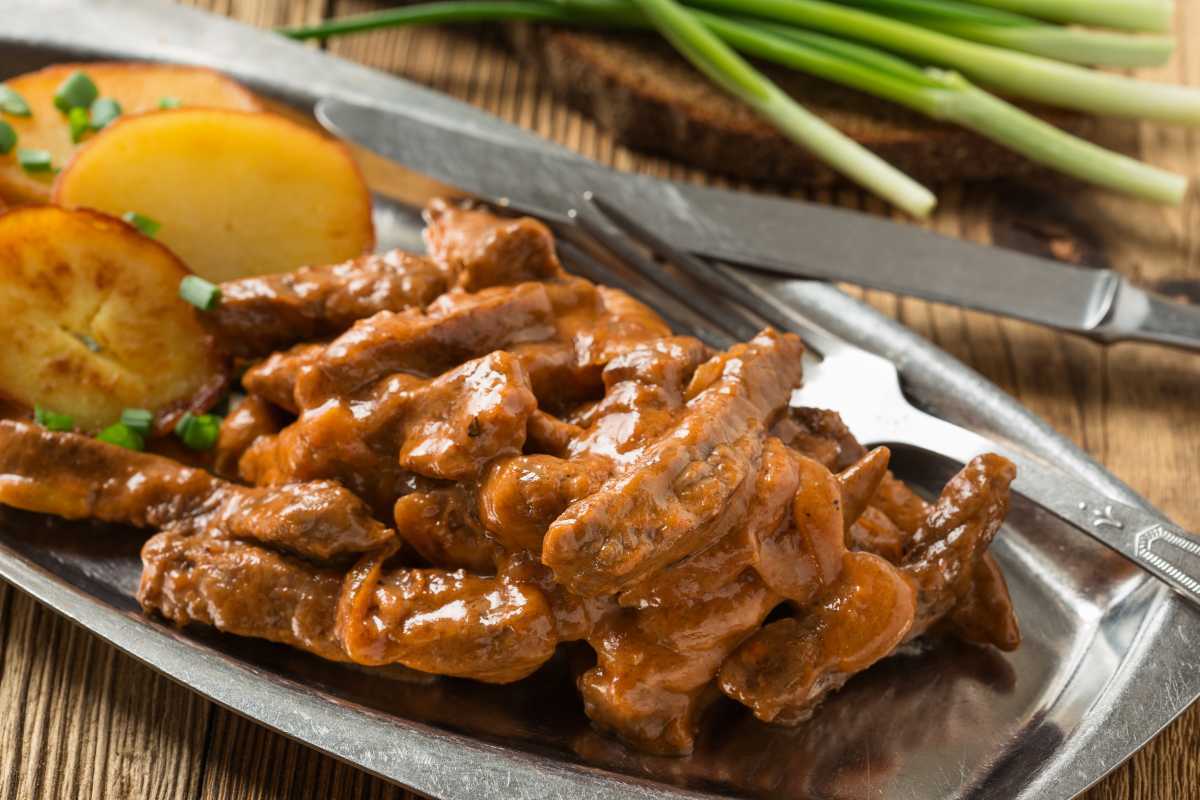 Бефстроганов из говядины. 7 простых пошаговых рецептов приготовления любимого блюда