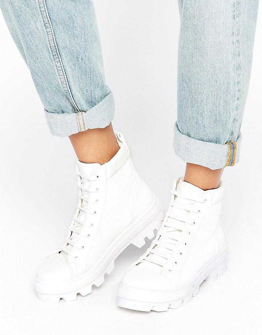 С чем носить белые ботинки? комбинируем разные модели с одеждой. наилучшие сочетания с женскими белыми ботинками. топ лучших луков.