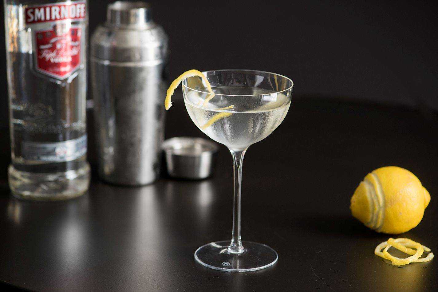 Коктейли с самбукой рецепты. Драй мартини коктейль. Вода для коктейлей.