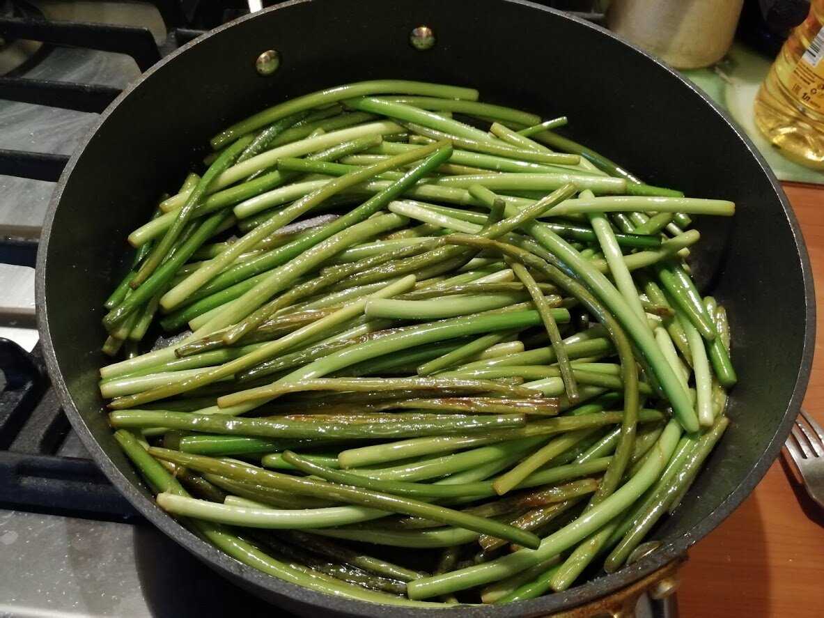 Как пожарить чесночные стрелки на сковороде вкусно рецепт с фото