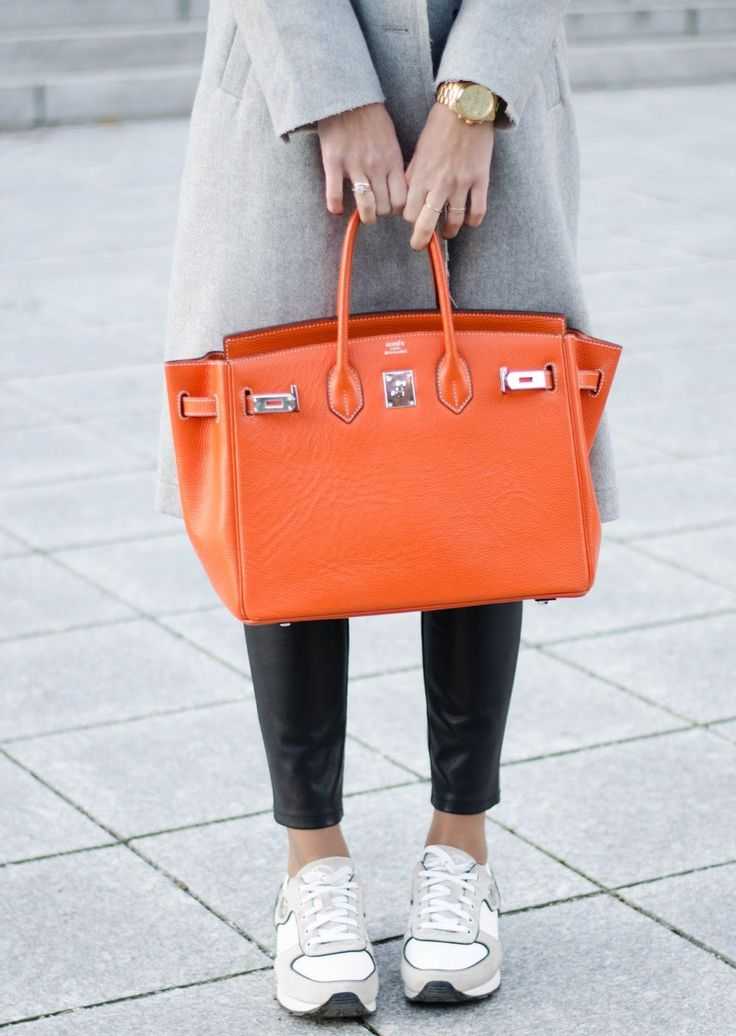 Идеи с чем носить пальто оранжевого цвета: обувь, сумка