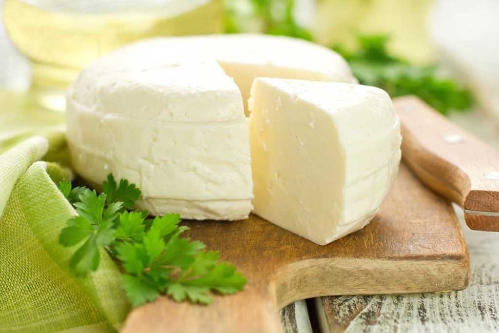 Адыгейский сыр – любимое многими кушанье, которое вполне посильно приготовить в домашних условиях самостоятельно А чтобы усовершенствовать его вкусовые качества, в него кладут свежую зелень и различные специи