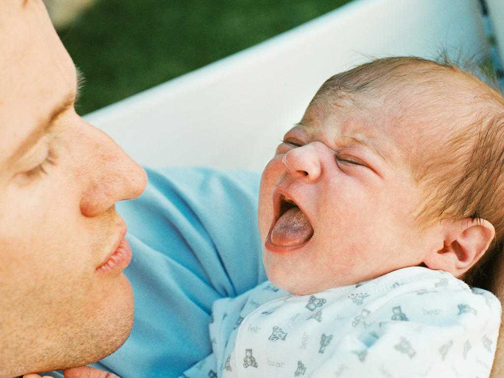 Почему ваш малыш плачет, и как его успокоить?