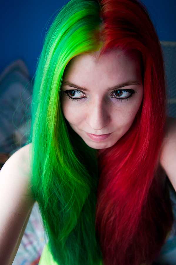 Кисло у девушки. Покрашенные волосы яркие. Яркие зелёные волосы. Кислотно зеленый цвет волос. Красно зеленые волосы.
