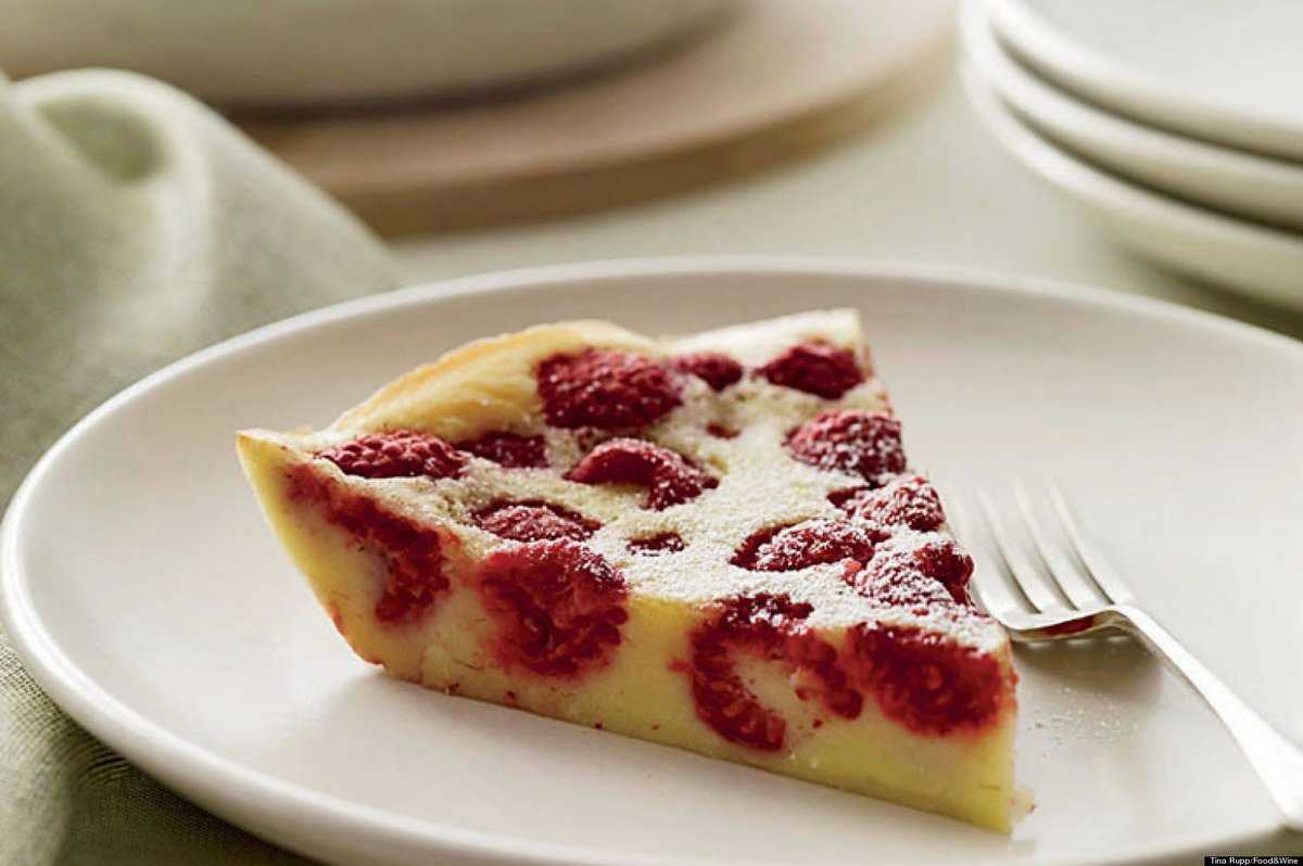 Клафути - рецепт, позволяющий включить в меню легкий французский десерт, который доступен, вразрез изысканному названию, и представляет собой запеченные в блинном тесте ягоды и фрукты, выбранные согласно сезону или по вкусу
