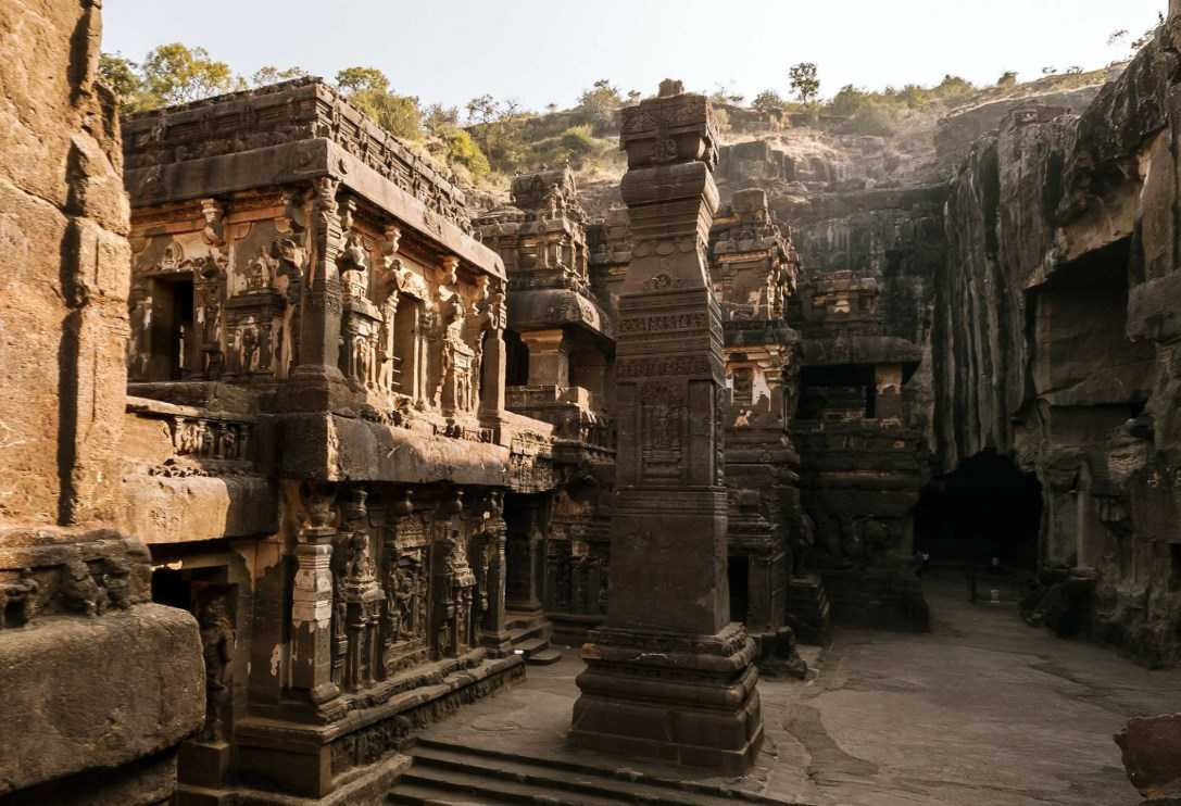 Храм сохранился до наших дней почти. Эллора Индия. Эллора достопримечательности. Кайласанатха. Древний храм в Индии в скале.