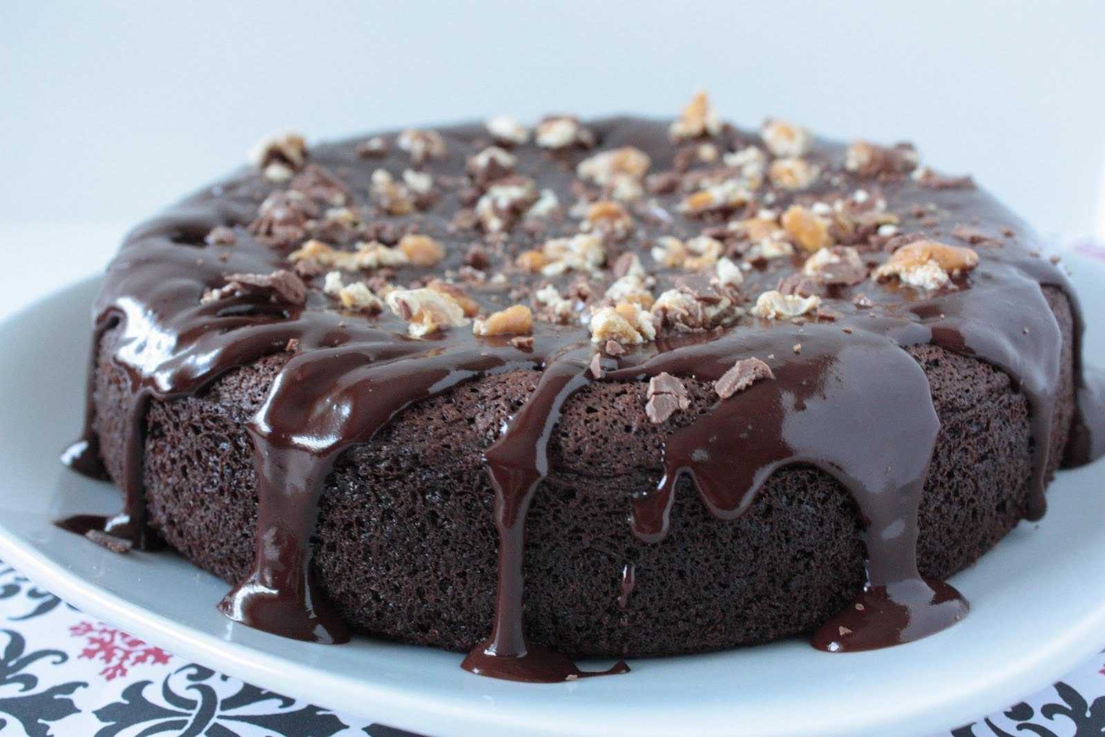 Брауни фото рецепт пошагово. Шоколадное пирожное Брауни. Торт Брауни шоколадный. Шоколадный торт кекс Брауни. Брауни с коржом.
