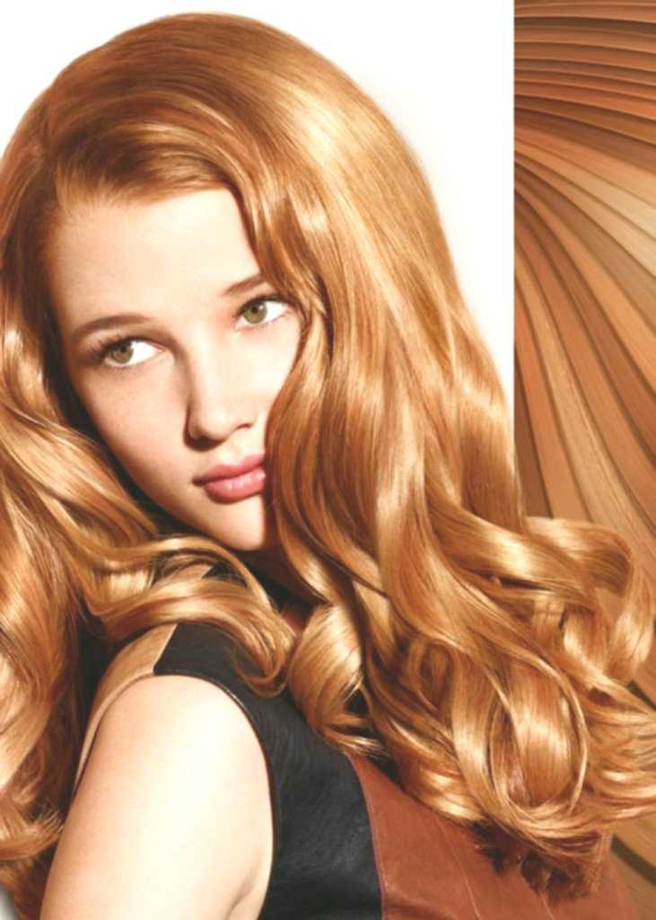 Цвет волос молочная карамель - это блонд с карамельным оттенком. 