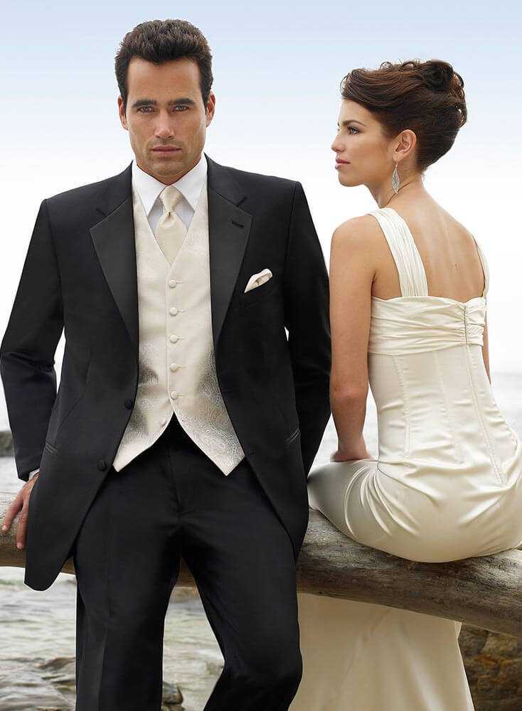 Свадебные платья кремового цвета (айвори) и белая рубашка жениха– свадебный салон дом весты