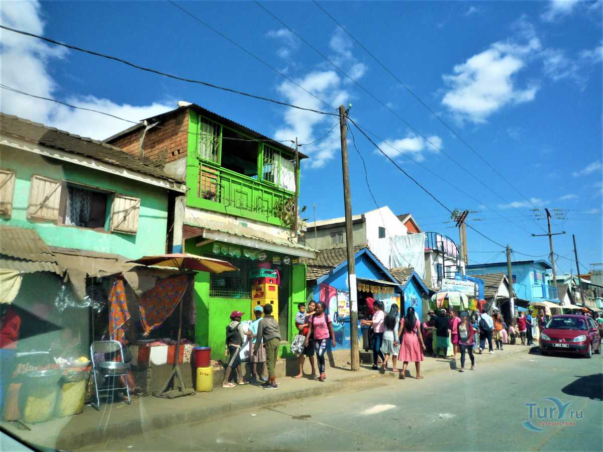 Поездки на далекий Мадагаскар сегодня всё еще считаются экзотикой А между тем многие туристы отправляют туда, чтобы познакомиться с уникальной природой острова Начинается путешествие, как правило, с малагасийской столицы – Антананариву, колоритного и очен